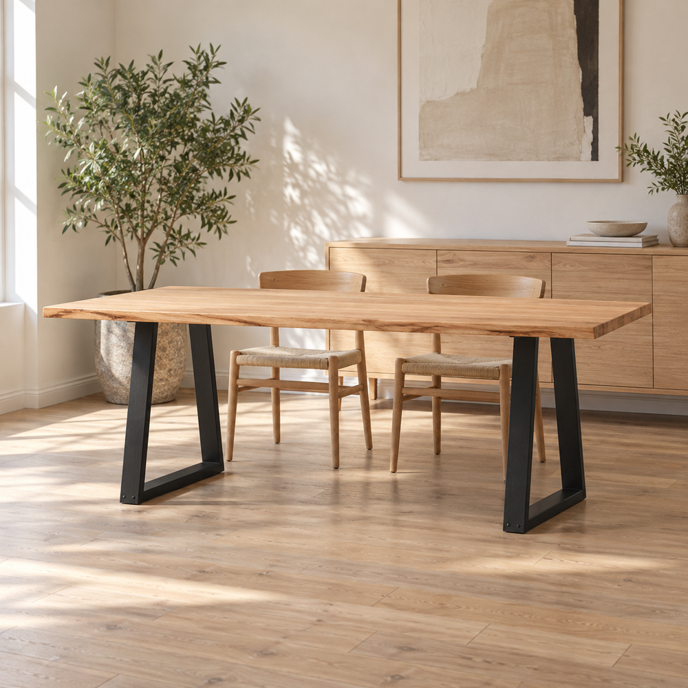 Table à manger sur pieds en V 60 × 72 cm en acier dans une salle à manger