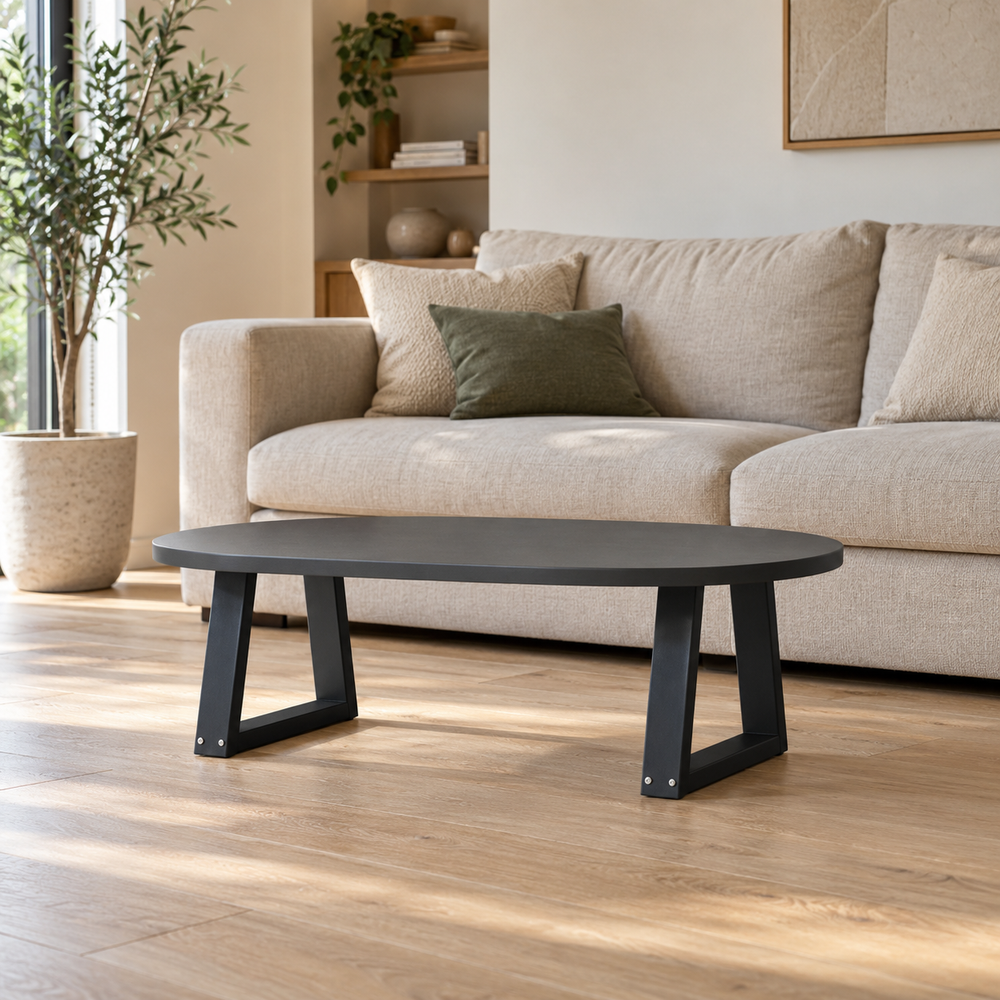 Table basse sur pieds en V 30 × 30 cm en acier dans un salon